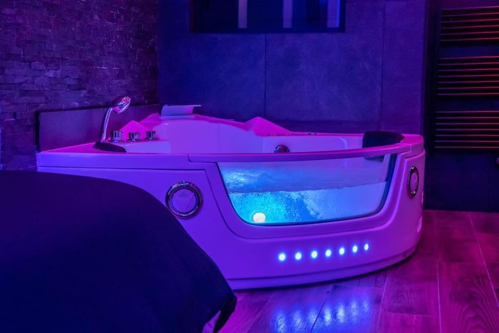 Blue Night - Jacuzzi - Bord De Seine Daire Corbeil-Essonnes Dış mekan fotoğraf